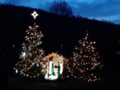 Zdobení a rozsvěcení vánočních stromečků